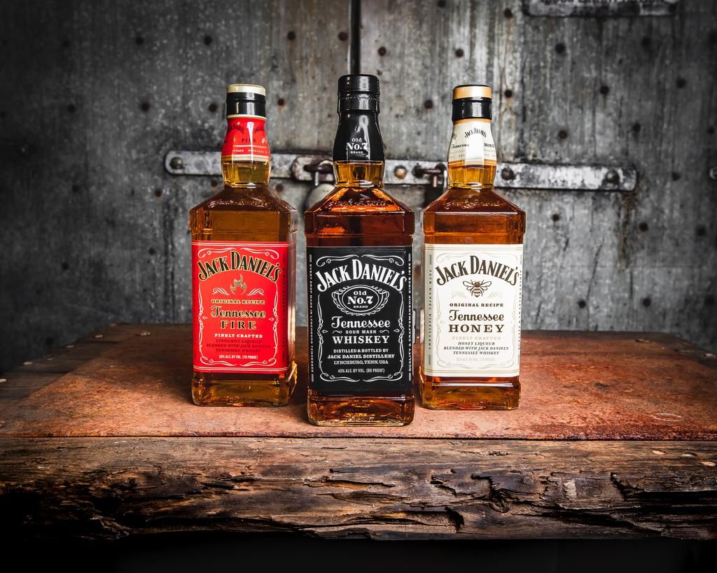 Джек даниэль. Виски Джек Дэниэлс фаер. Виски Джек Дэниэлс ред. Виски Джек Дэниэлс красный. Теннесси фаер Джек Дэниэлс.